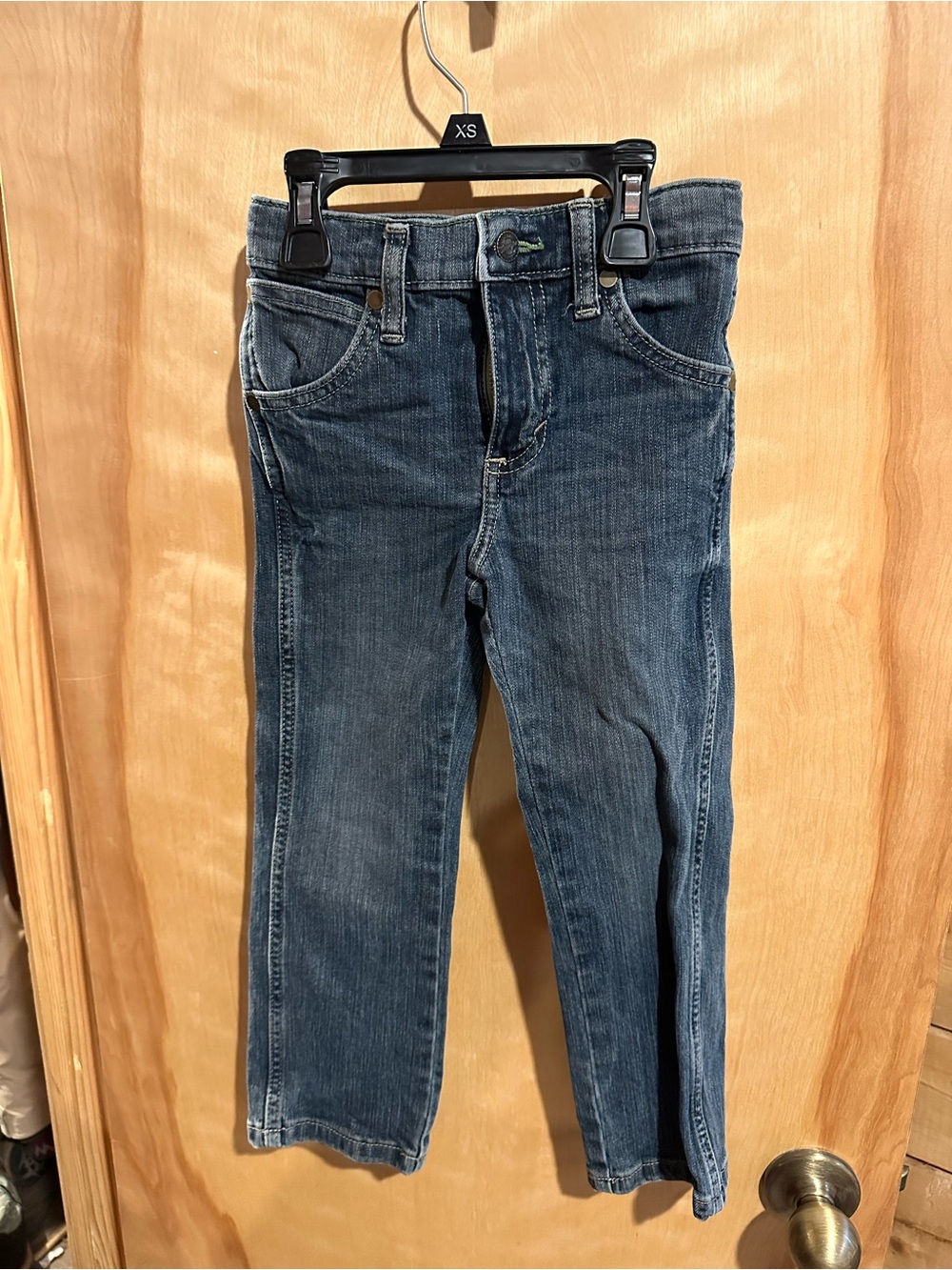 Wrangler retro slim Straight-Leg Jeans in Medium Blue Denim